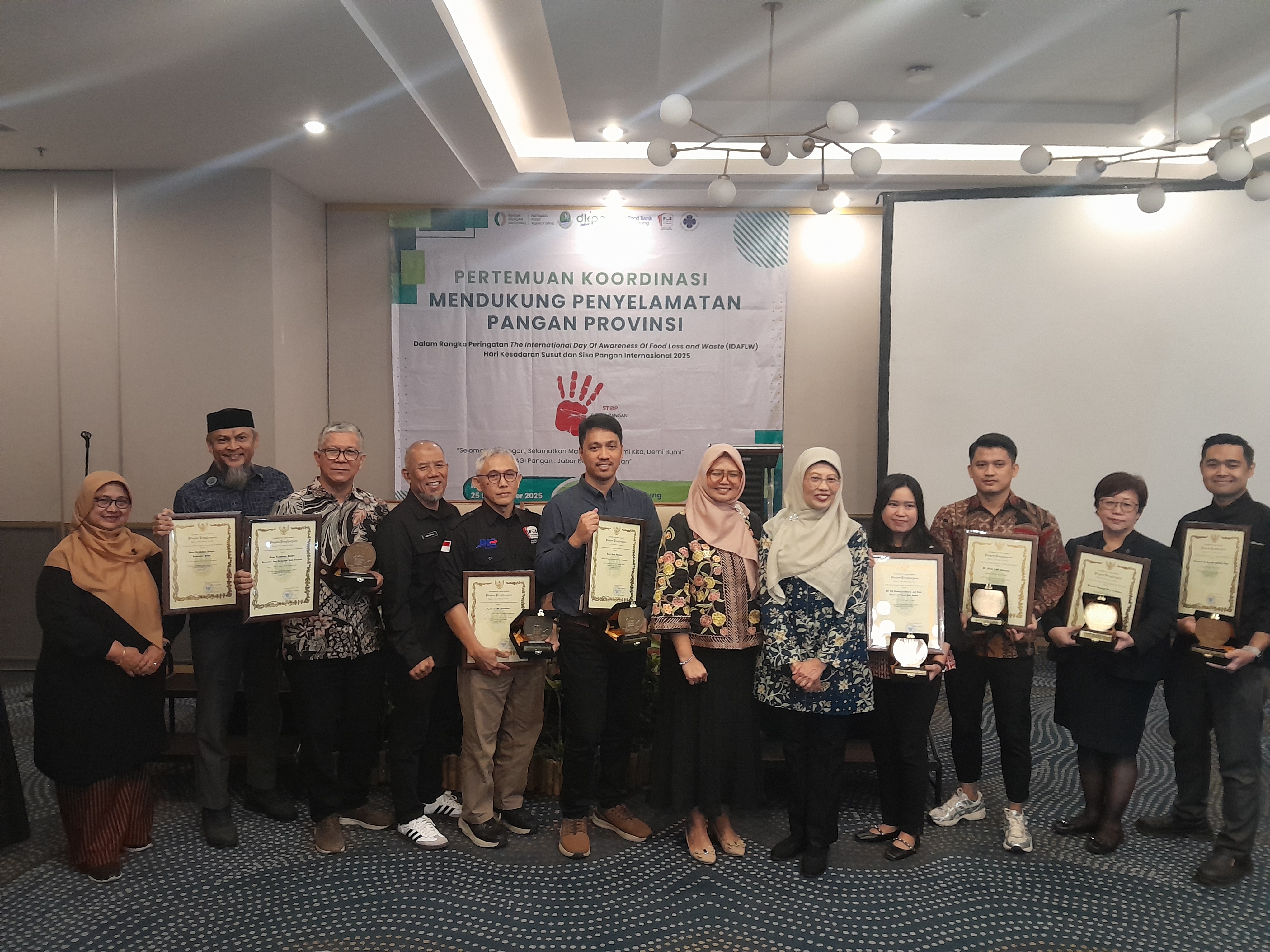 Dinas Ketahanan Pangan Kabupaten Bogor memperoleh penghargaan pada Kategori Dinas Urusan Pangan Terinovatif