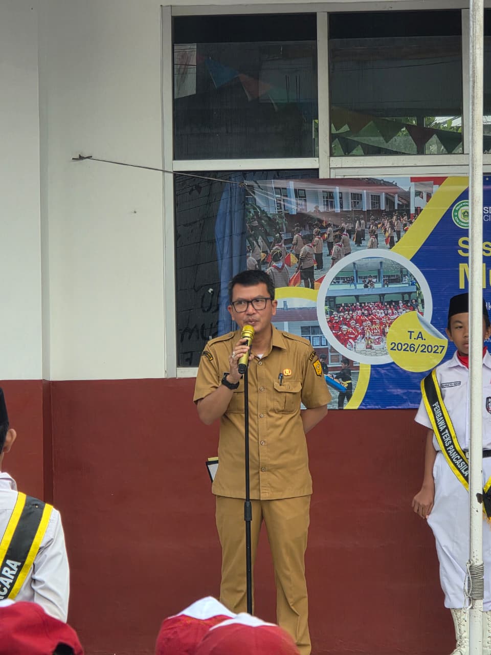 Kepala Dinas Ketahanan Pangan Kabupaten Bogor Jadi Pembina Upacara Program "Kami Mendengar" di SDN Cibinong Raya