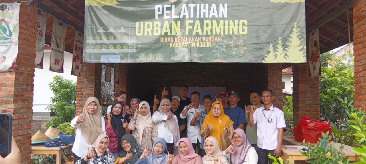 Dinas Ketahanan Pangan Kabupaten Bogor Melaksanakan Kegiatan *Edukasi Urban Farming* dengan Fokus Budidaya Hidroponik.